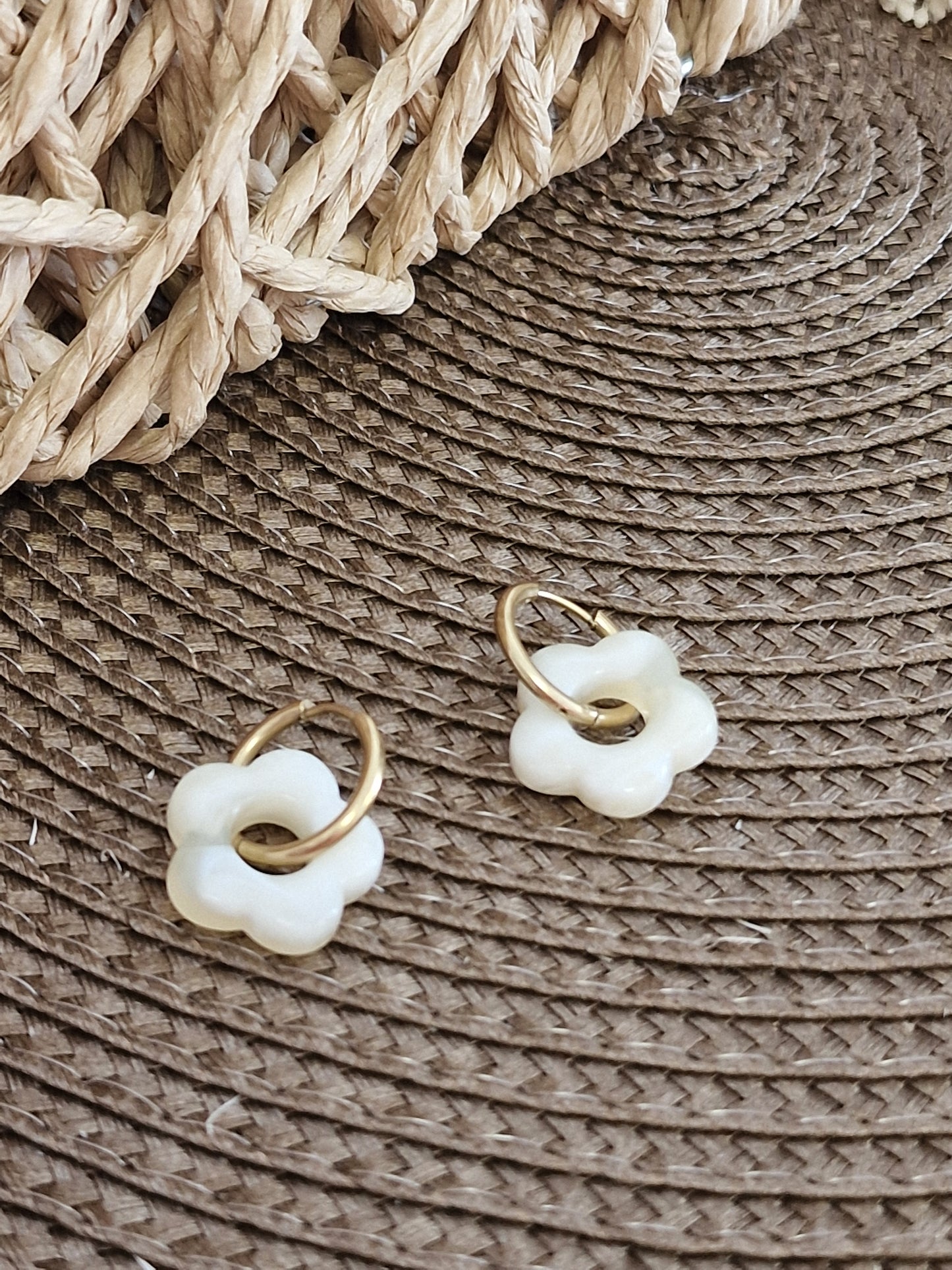 Notre Collection de Bijoux - Boucle d’Oreille Pendante Fleur Ivoire
