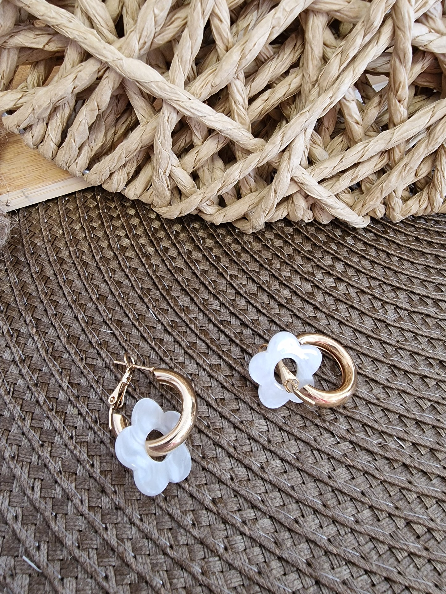 Notre Collection de Bijoux - Boucle d'Oreille Anneau Doré Fleur Blanche