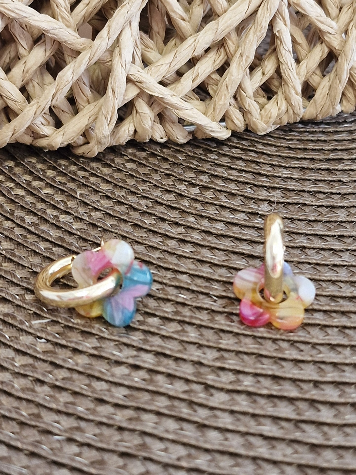 Notre Collection de Bijoux - Boucle d'Oreille Anneau Doré Fleur Colorée