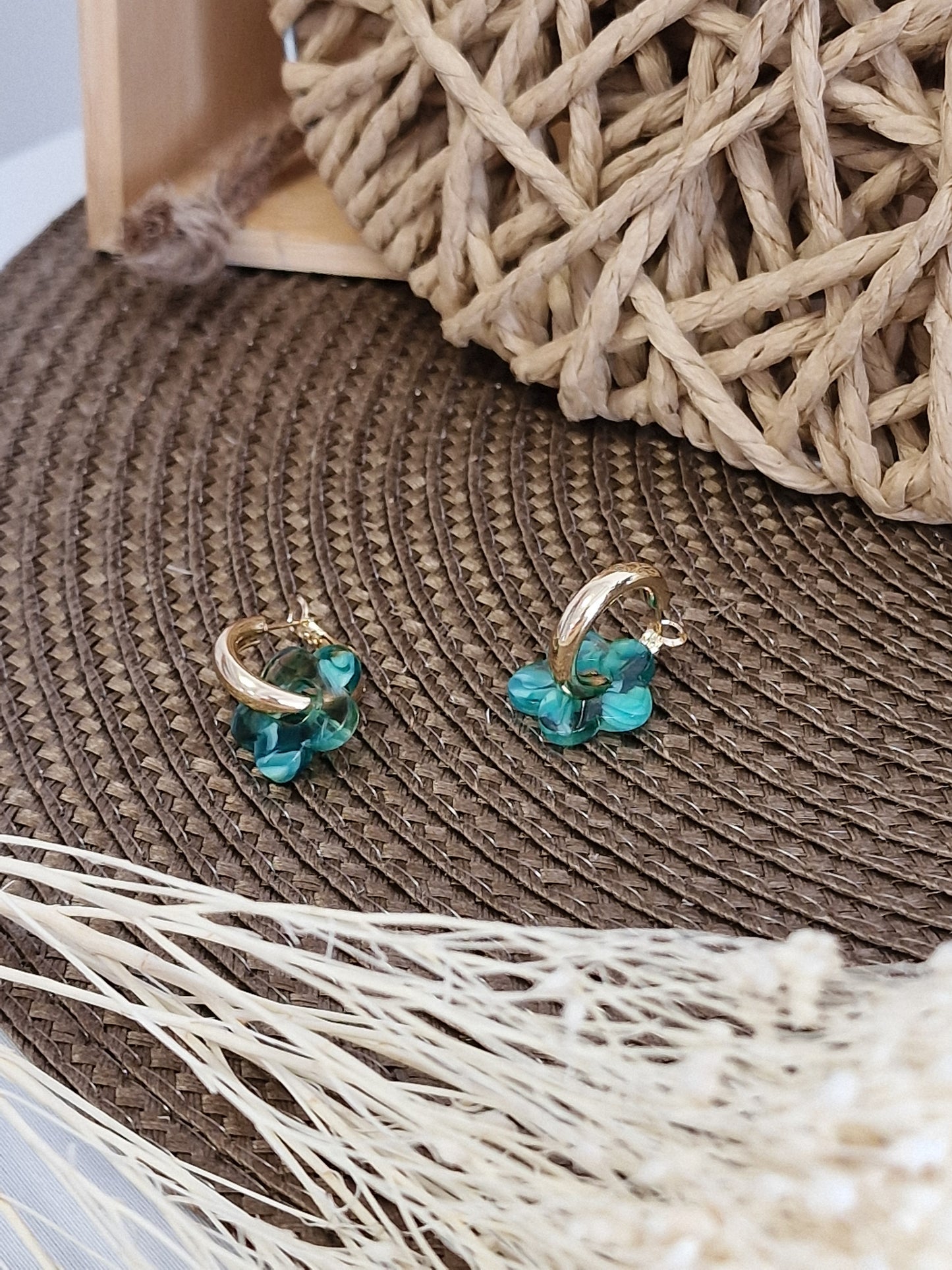 Notre Collection de Bijoux - Boucle d'Oreille Anneau Doré Fleur Verte