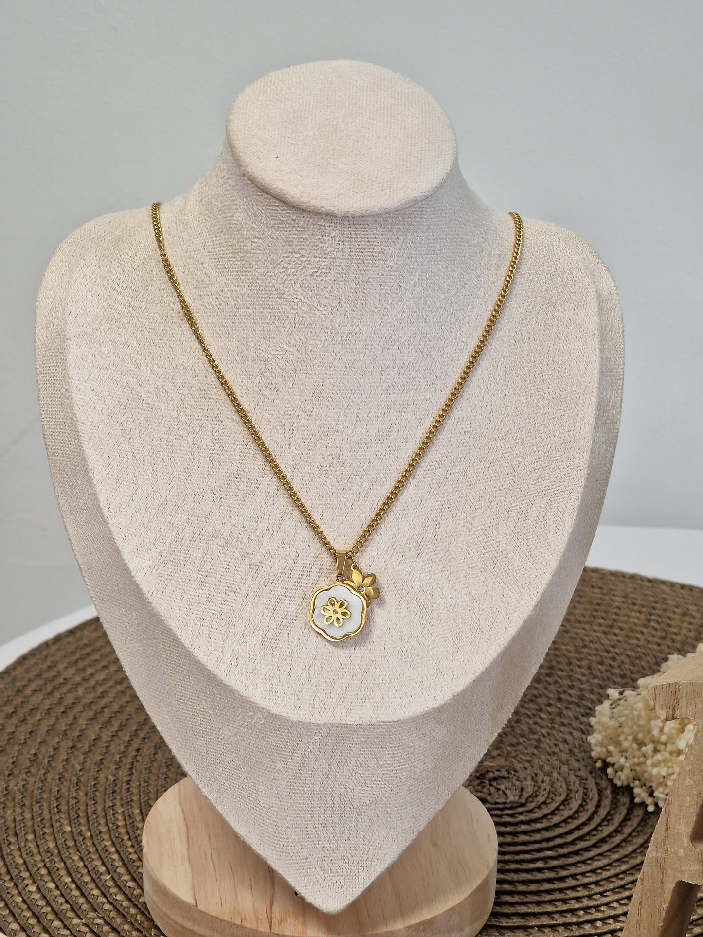Notre Collection de Bijoux - Pendentif Fleur Blanche