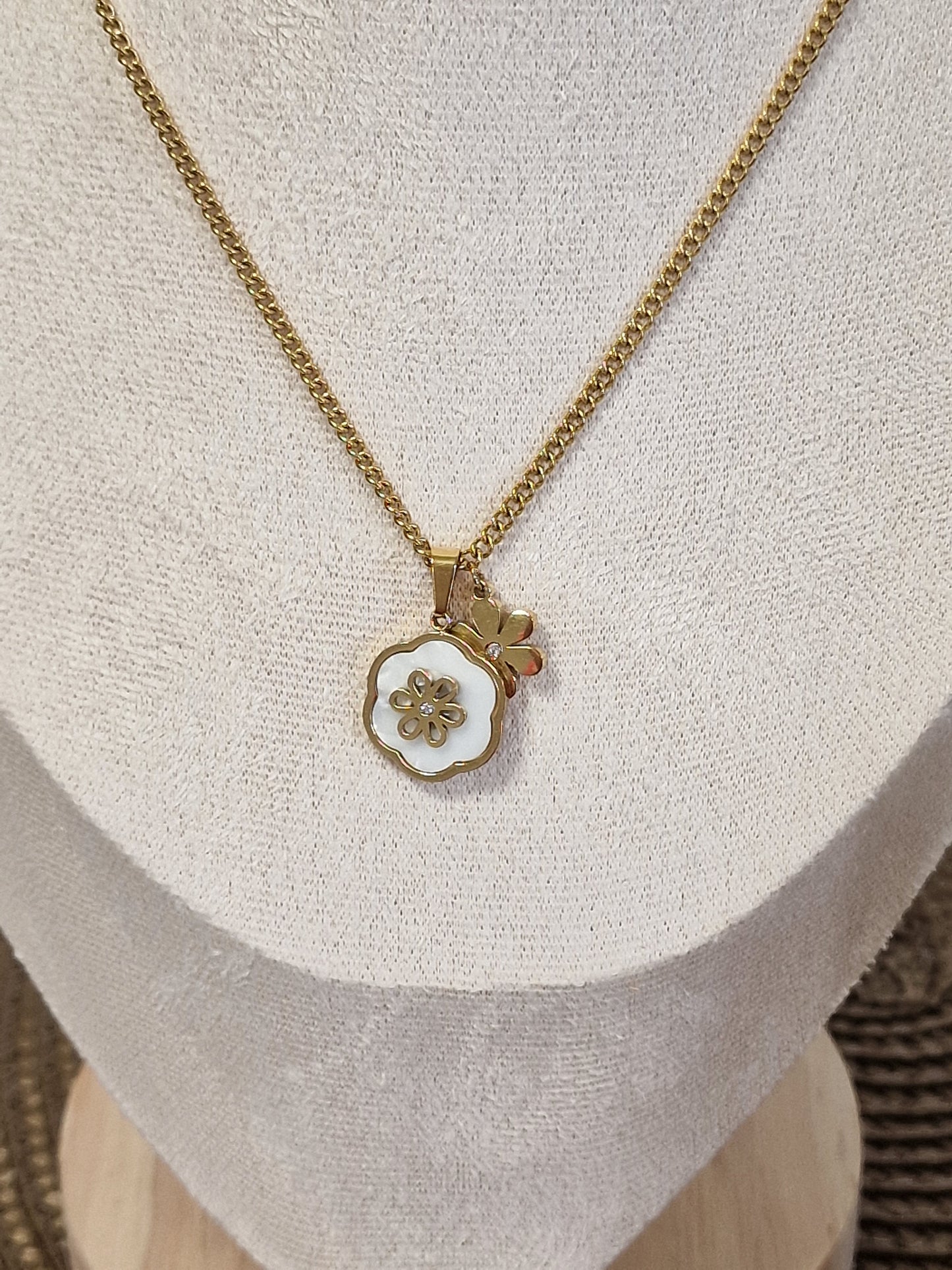 Notre Collection de Bijoux - Pendentif Fleur Blanche