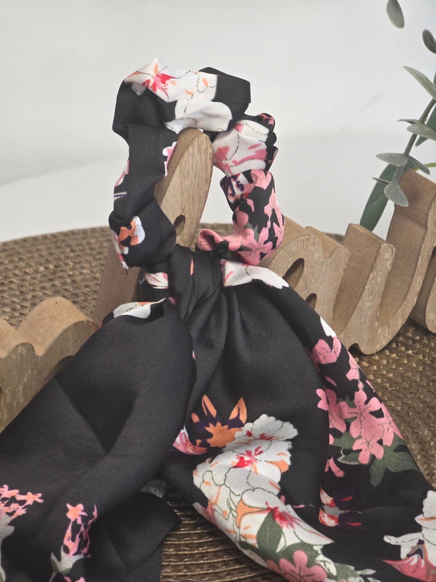 Le chouchou Foulard Noir fleurie Rose