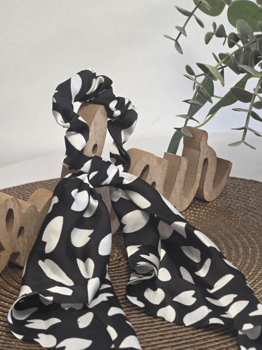 Le Chouchou Foulard Satiné Noir Cœur Blanc