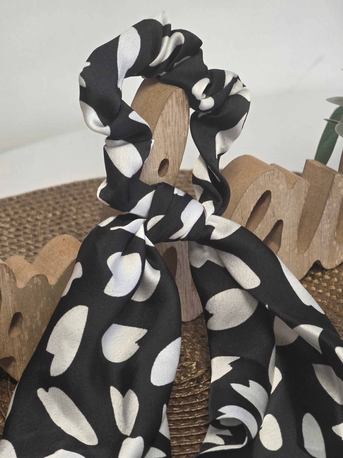 Le Chouchou Foulard Satiné Noir Cœur Blanc