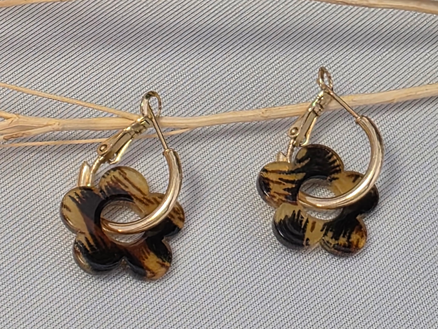 Notre Collection de Bijoux - Boucle d'Oreille Fleur Noir Zébré Camel