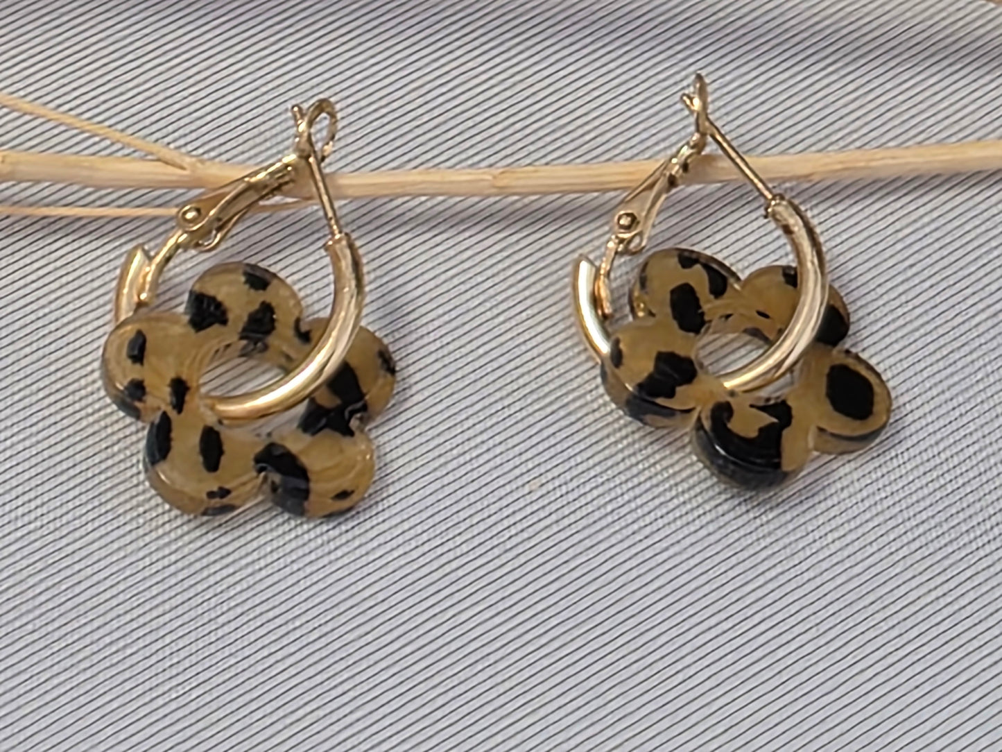 Notre Collection de Bijoux - Boucle d'Oreille Fleur Beige Noir