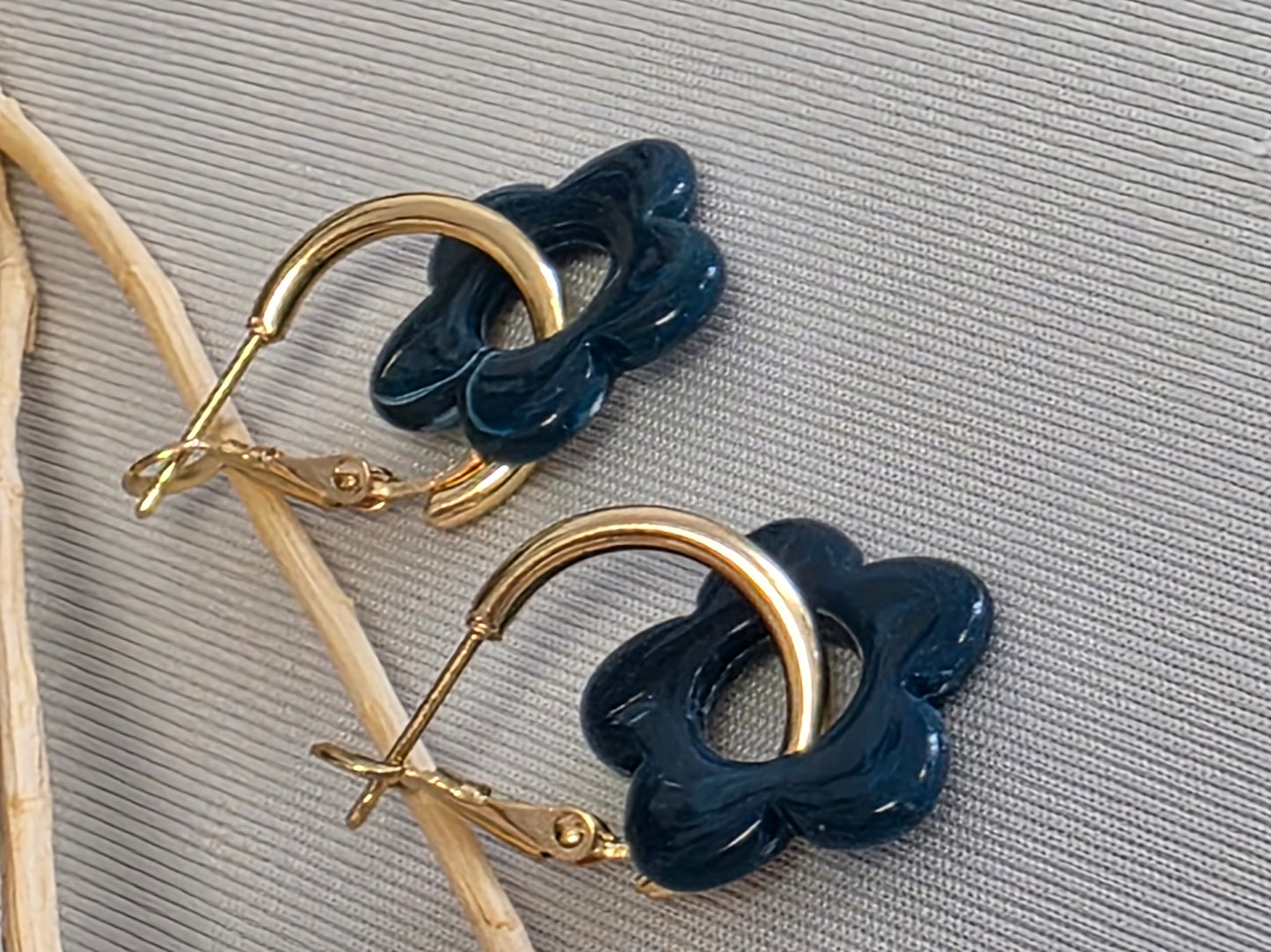 Notre Collection de Bijoux - Boucle d'Oreille Fleur Bleu Nuit