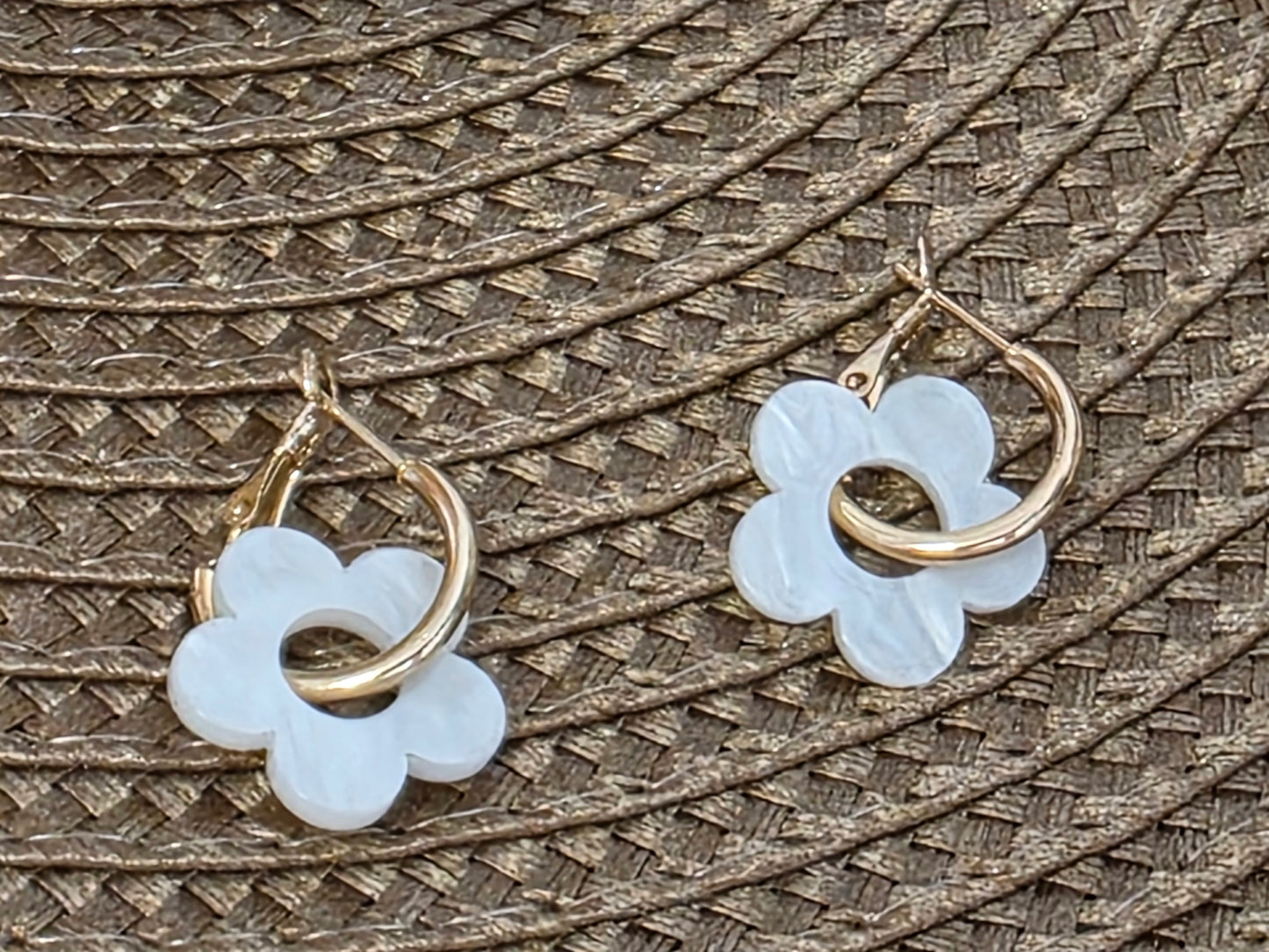 Notre Collection de Bijoux - Boucle d'Oreille Fleur Blanche
