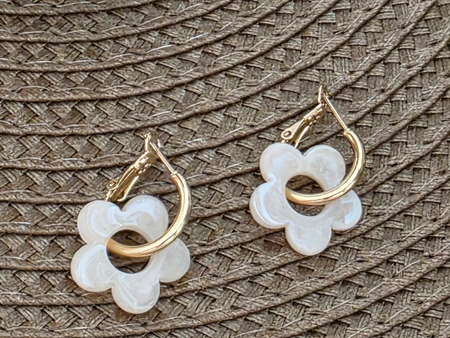 Notre Collection de Bijoux - Boucle d'Oreille Fleur Ivoire
