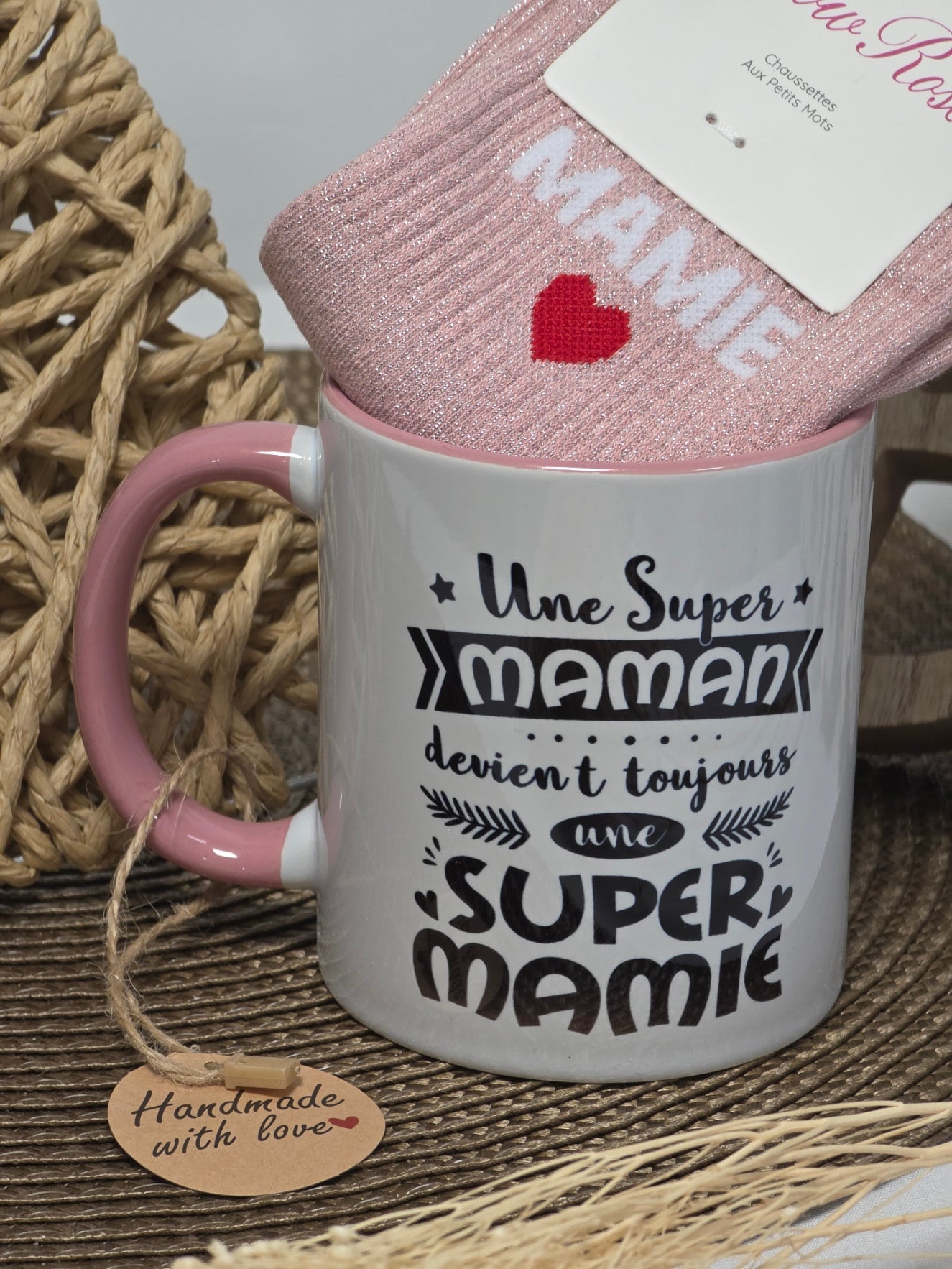 MUG SUPER MAMAN SUPER MAMIE AVEC SA CHAUSSETTE PAILLETEE