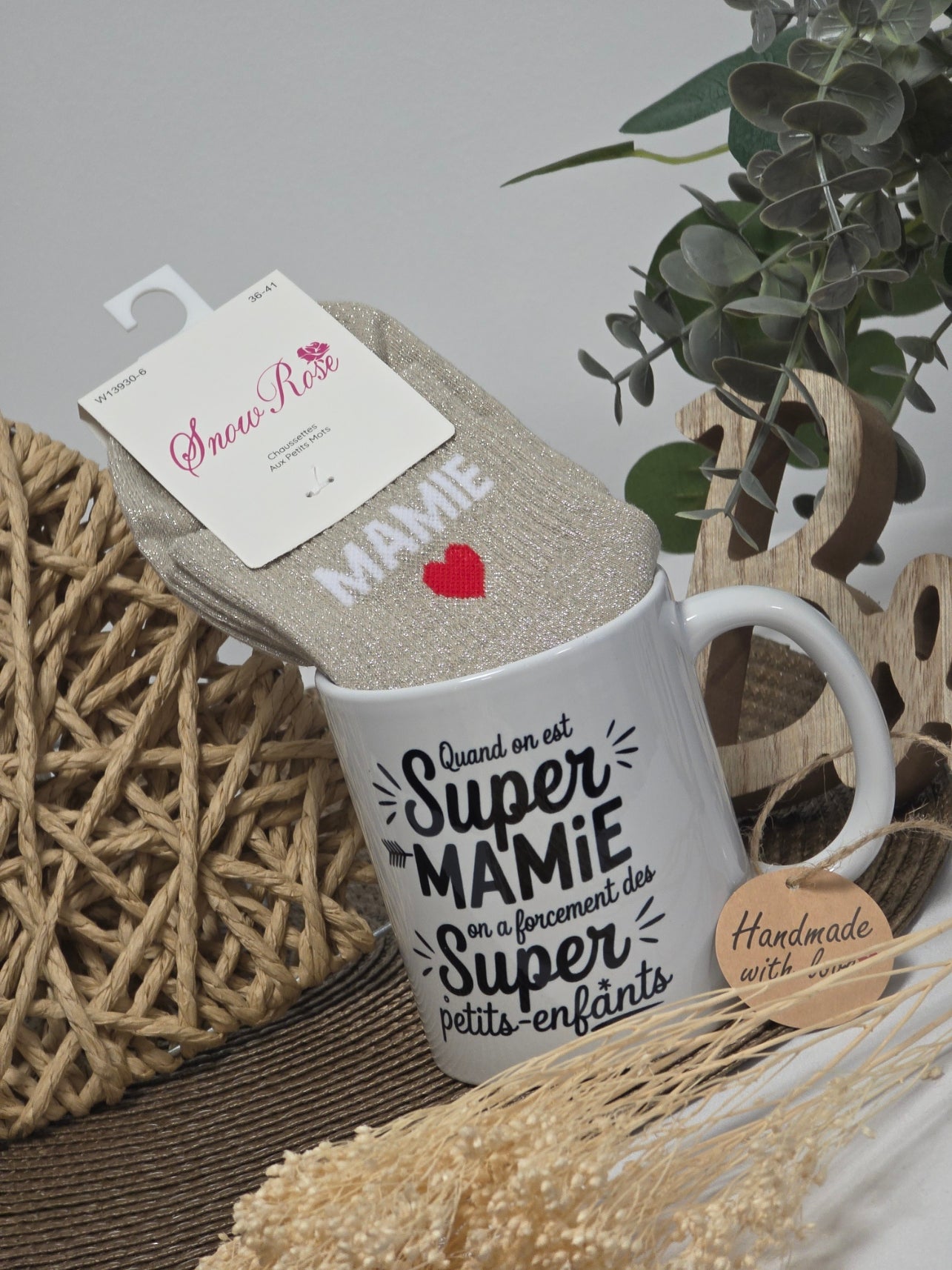 MUG SUPER MAMIE SUPER PETITS-ENFANTS AVEC SA CHAUSSETTE PAILLETEE