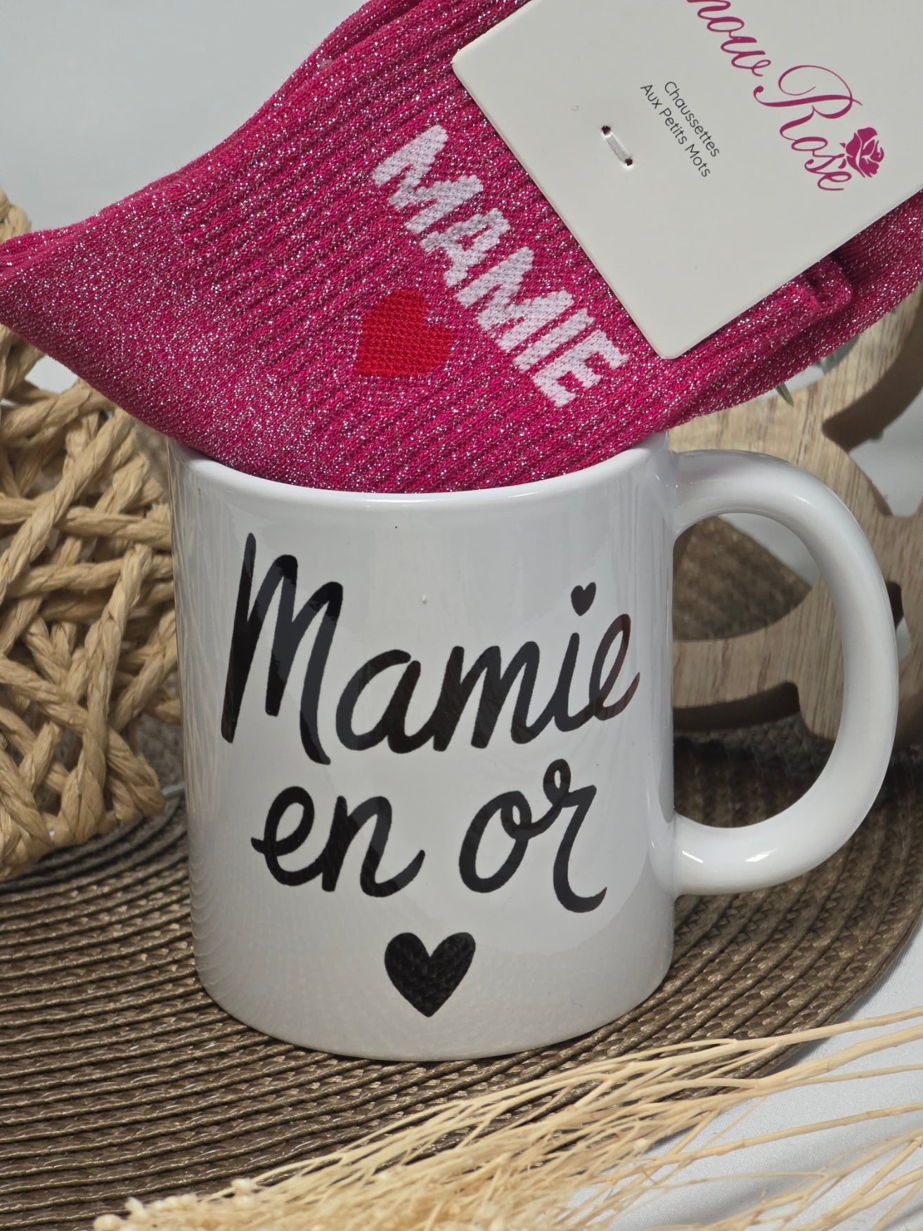 MUG MAMIE EN OR AVEC SA CHAUSSETTE PAILLETEE