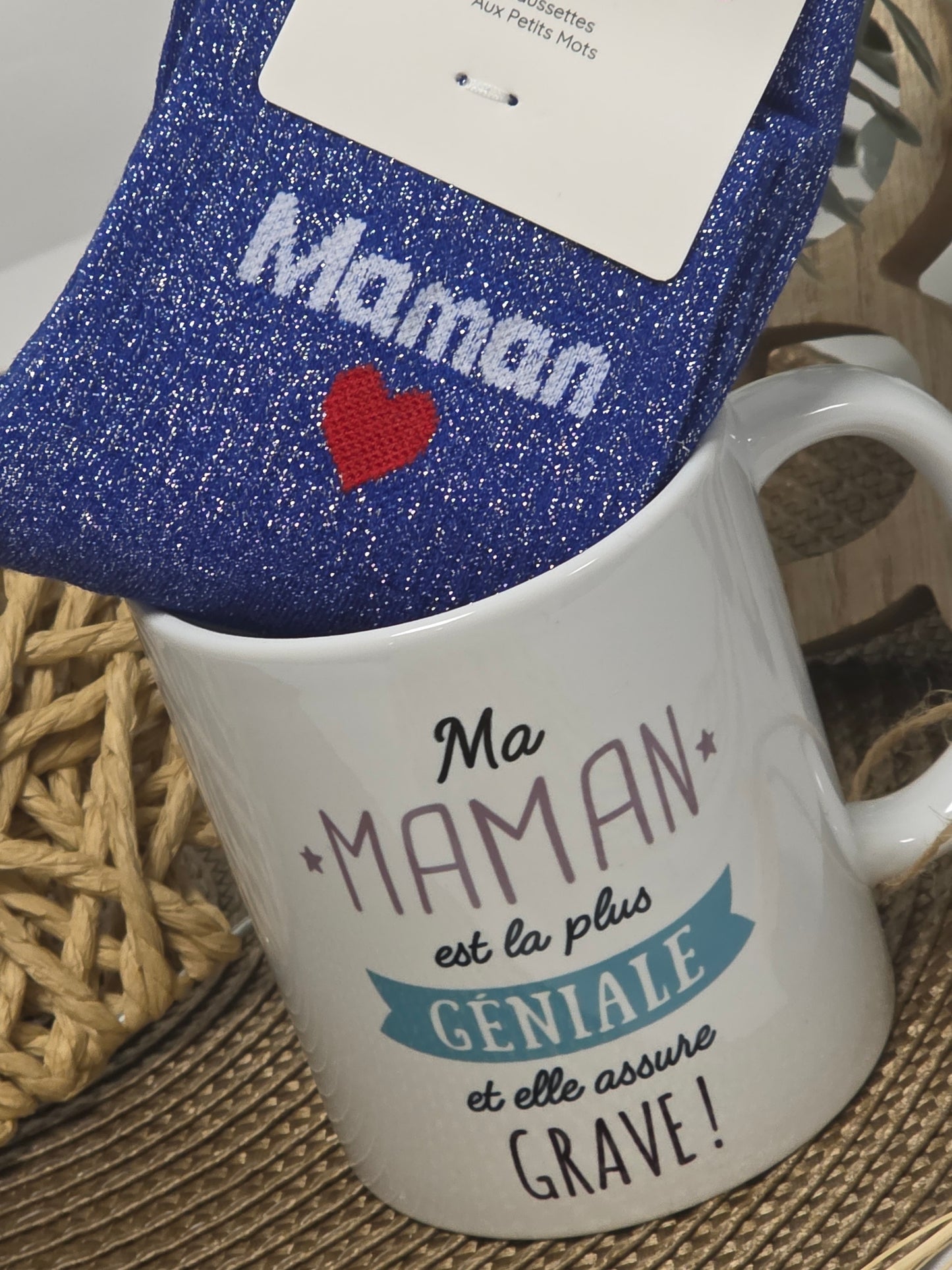 MUG MAMAN LA PLUS GENIALE AVEC SA CHAUSSETTE PAILLETEE