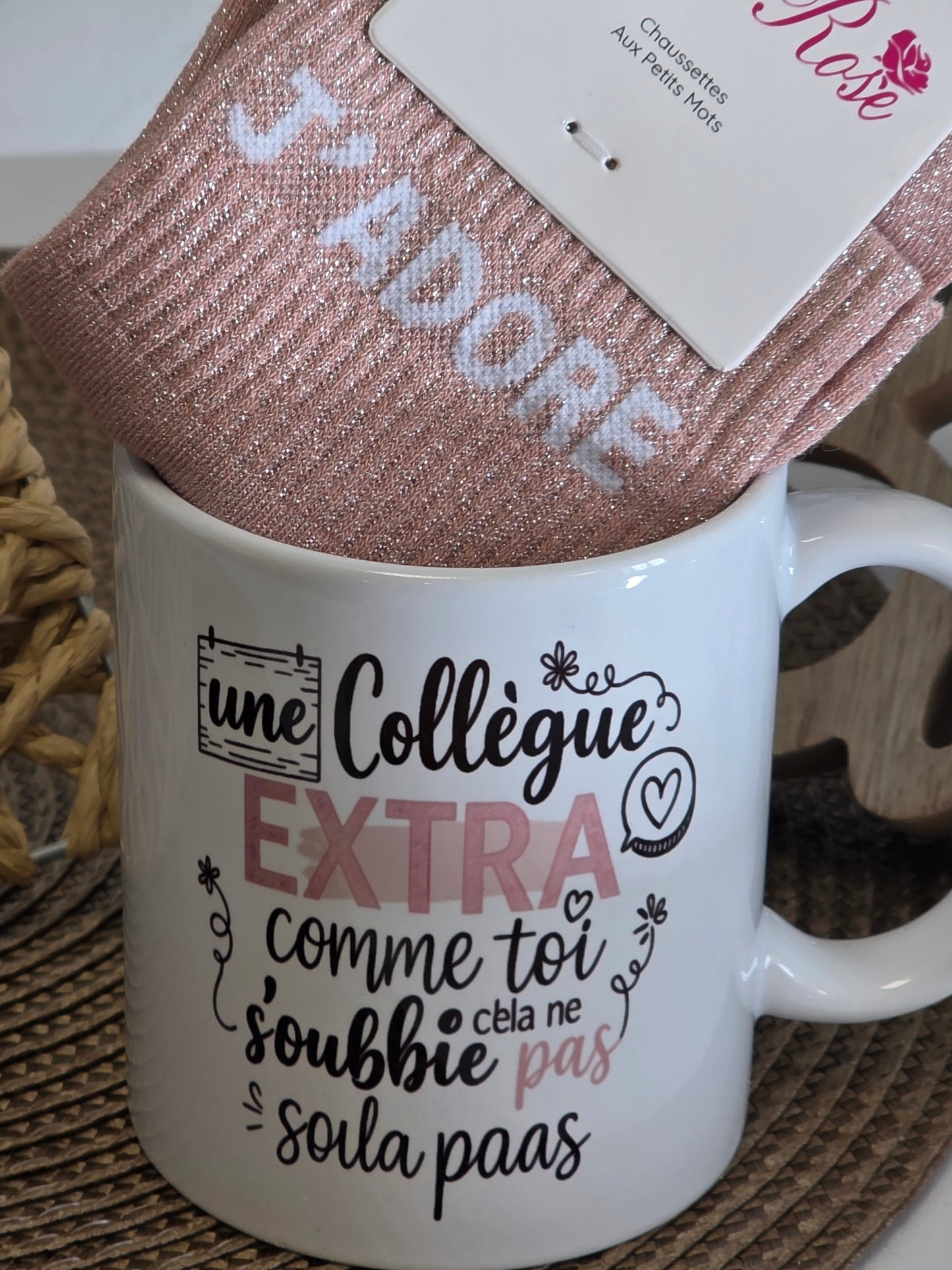 MUG UNE COLLEGUE EXTRA AVEC SA CHAUSSETTE PAILLETEE