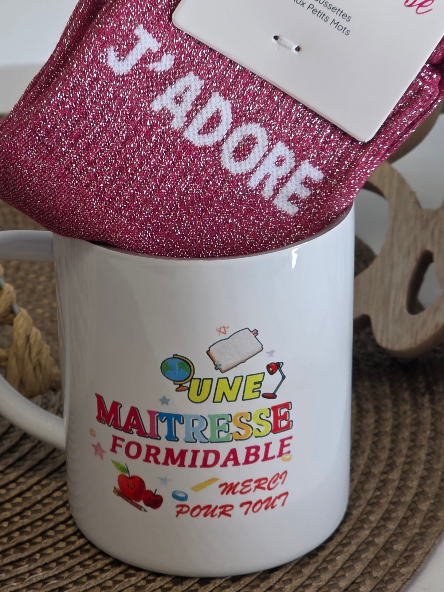 MUG MAITRESSE FORMIDABLE AVEC SA CHAUSSETTE PAILLETEE