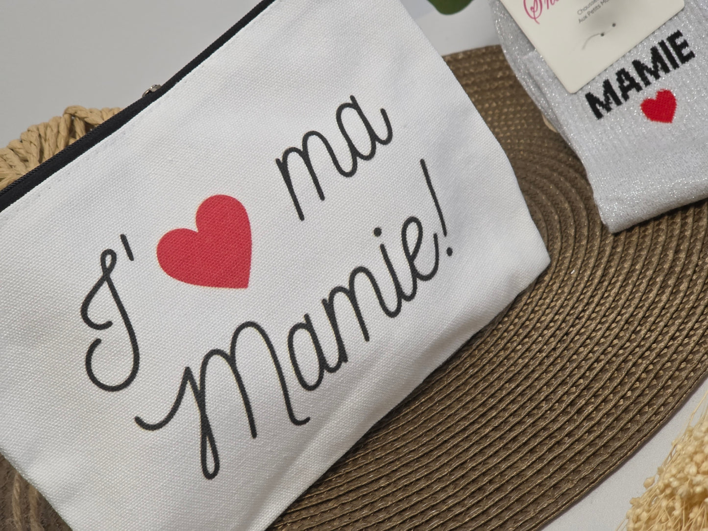POCHETTE " J'AIME MA MAMIE " AVEC SA CHAUSSETTE PAILLETEE GRISE
