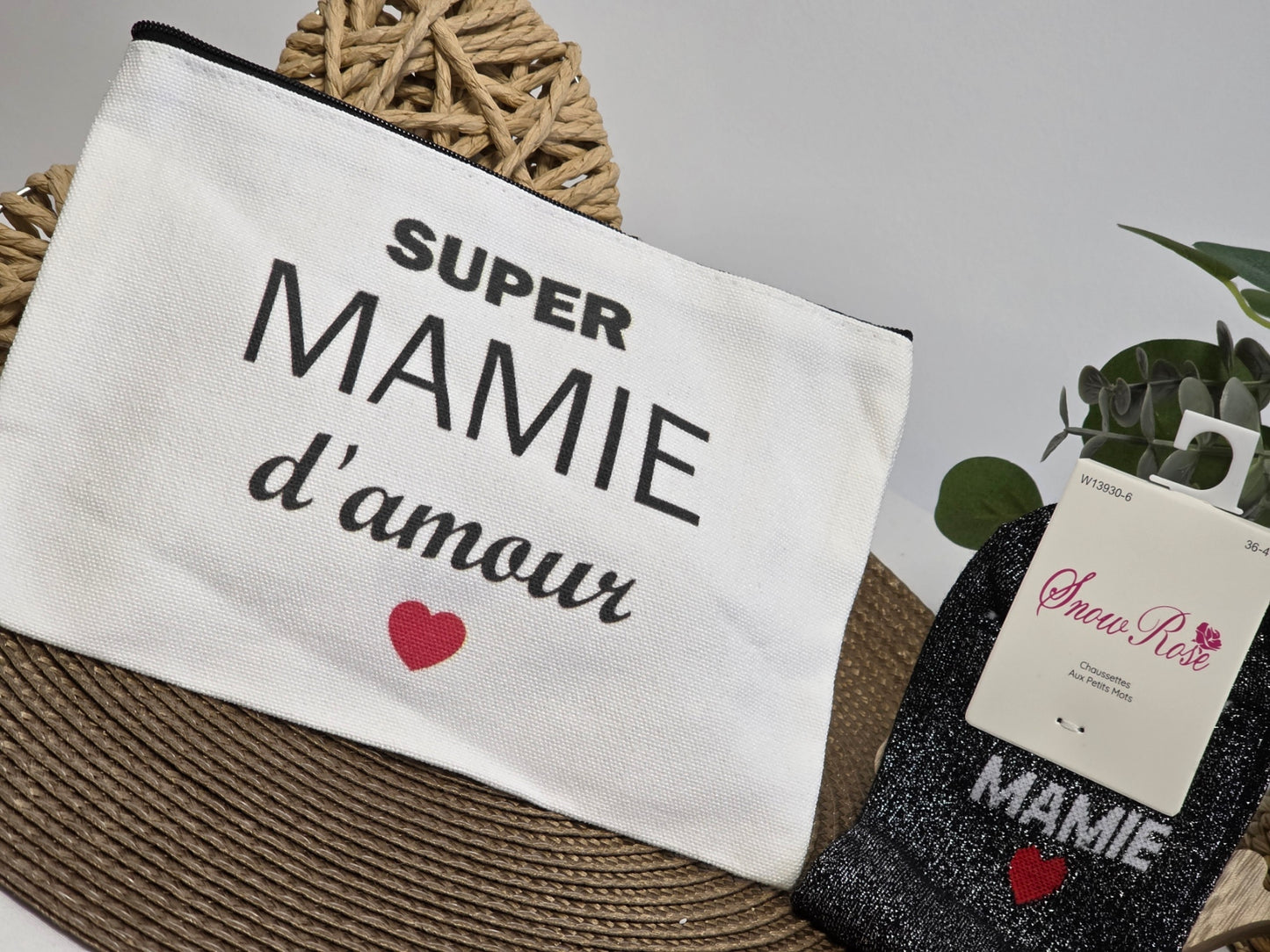 POCHETTE " SUPER MAMIE D'AMOUR " AVEC SA CHAUSSETTE PAILLETEE NOIR