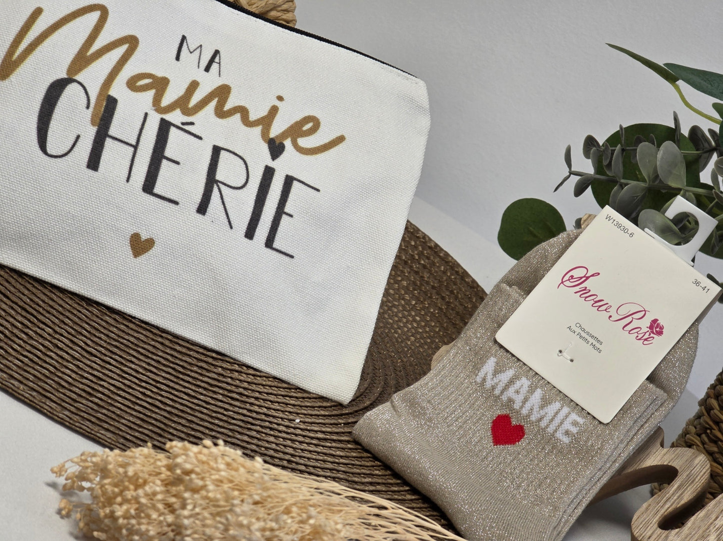 POCHETTE " MA MAMIE CHERIE " AVEC SA CHAUSSETTE PAILLETEE BEIGE