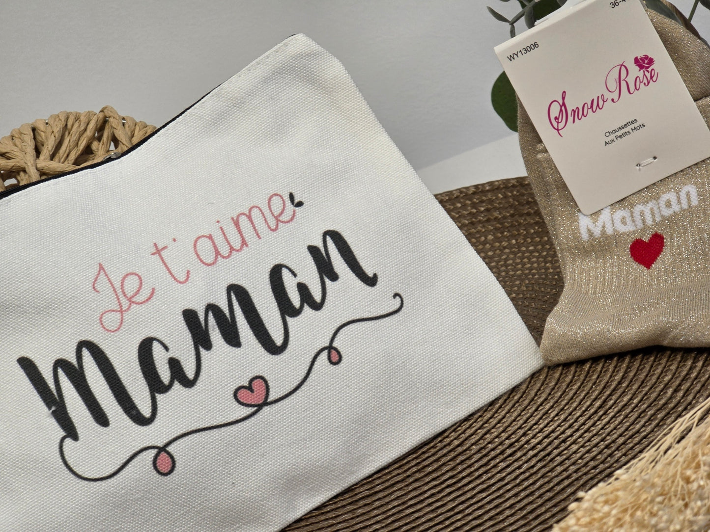 POCHETTE " JE T'AIME MAMAN " AVEC SA CHAUSSETTE PAILLETEE BEIGE