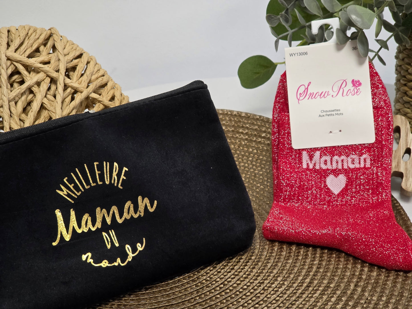 POCHETTE " MEILLEUR MAMAN DU MONDE " AVEC SA CHAUSSETTE PAILLETEE ROUGE