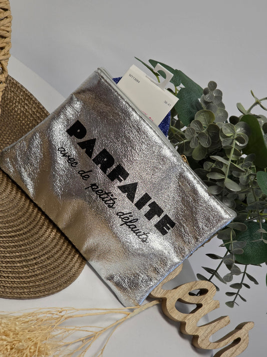 POCHETTE " PARFAITE AVEC DE PETITS DEFAUTS" AVEC SA CHAUSSETTE PAILLETEE BLEU