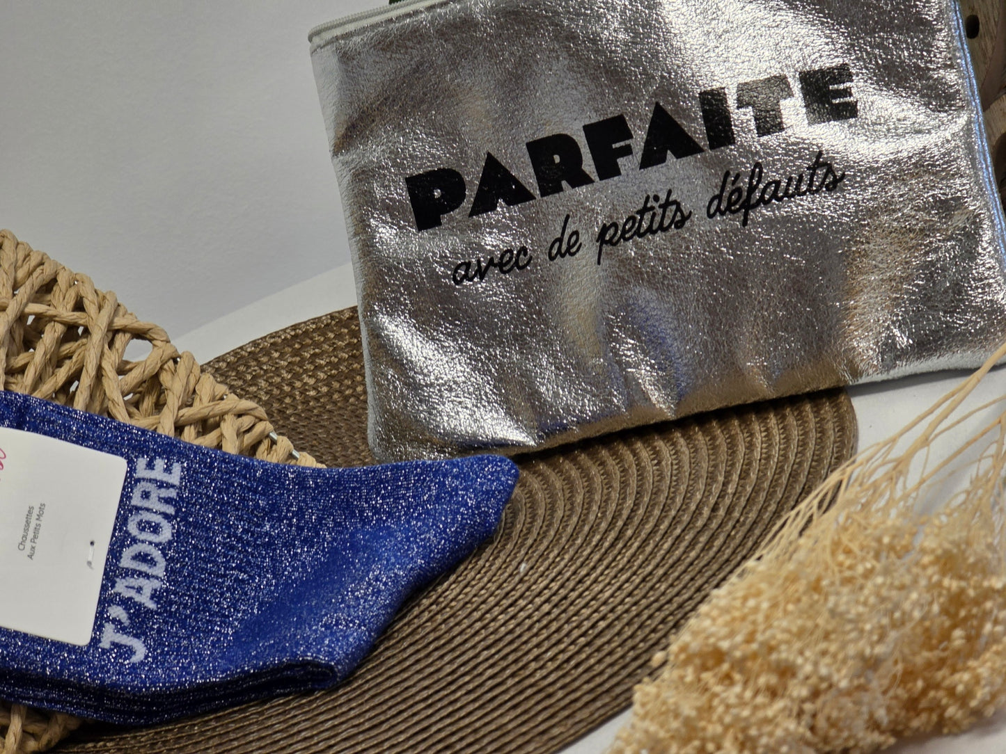 POCHETTE " PARFAITE AVEC DE PETITS DEFAUTS" AVEC SA CHAUSSETTE PAILLETEE BLEU