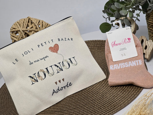 POCHETTE " NOUNOU ADOREE" AVEC SA CHAUSSETTE PAILLETEE PECHE