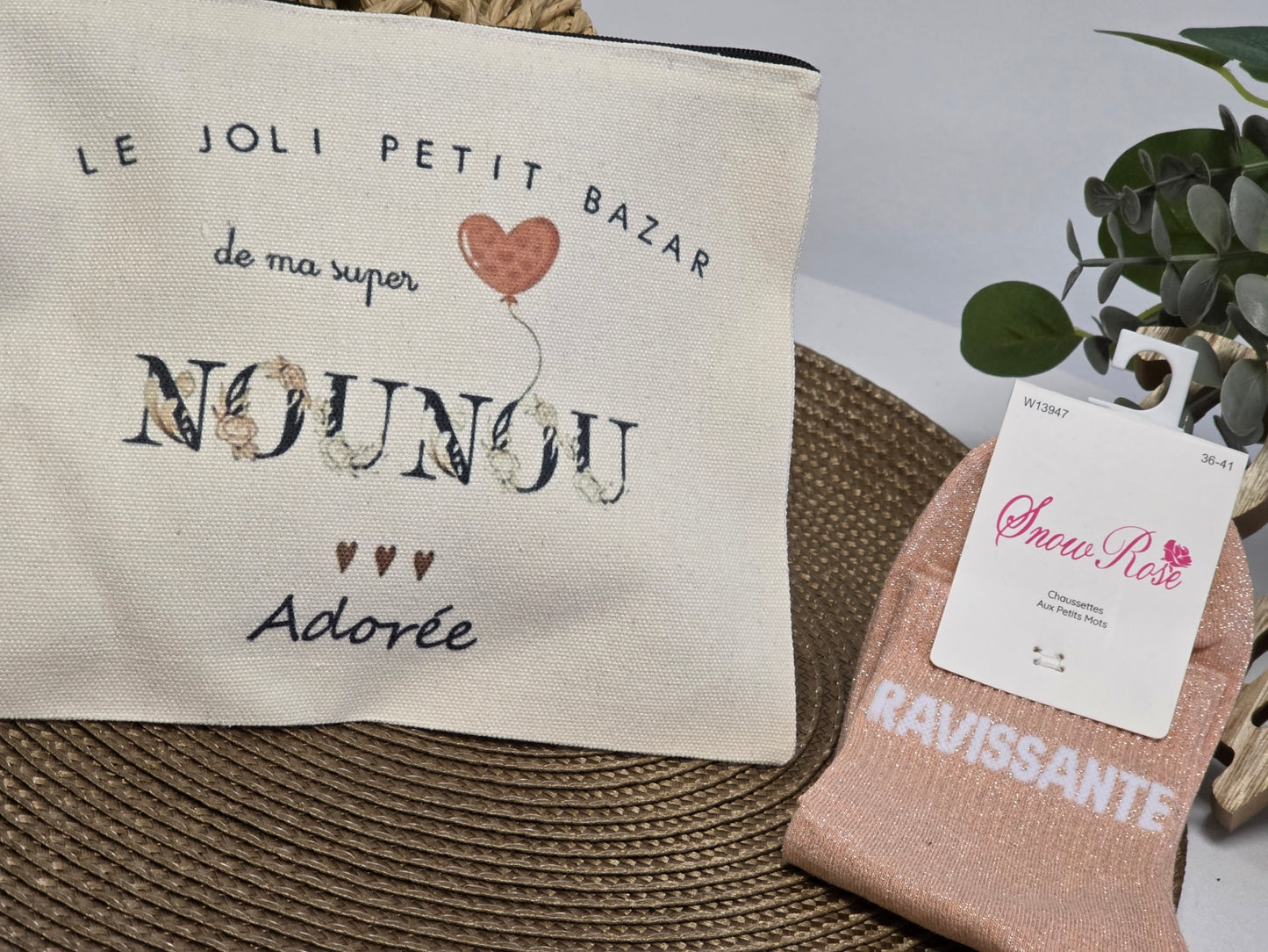 POCHETTE " NOUNOU ADOREE" AVEC SA CHAUSSETTE PAILLETEE PECHE