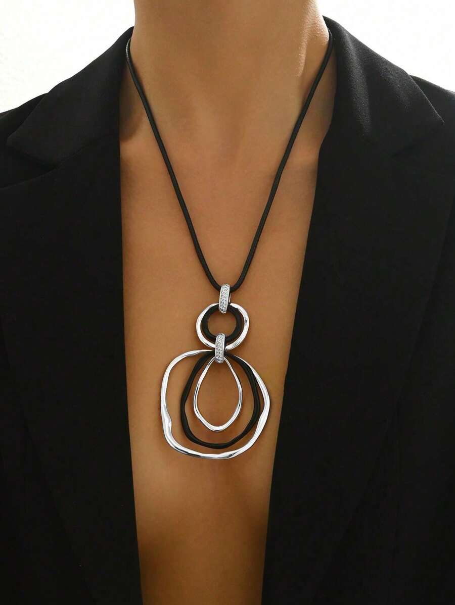 Notre Collection de Bijoux - Collier Sautoir à Motif Géométrique Noir Argenté