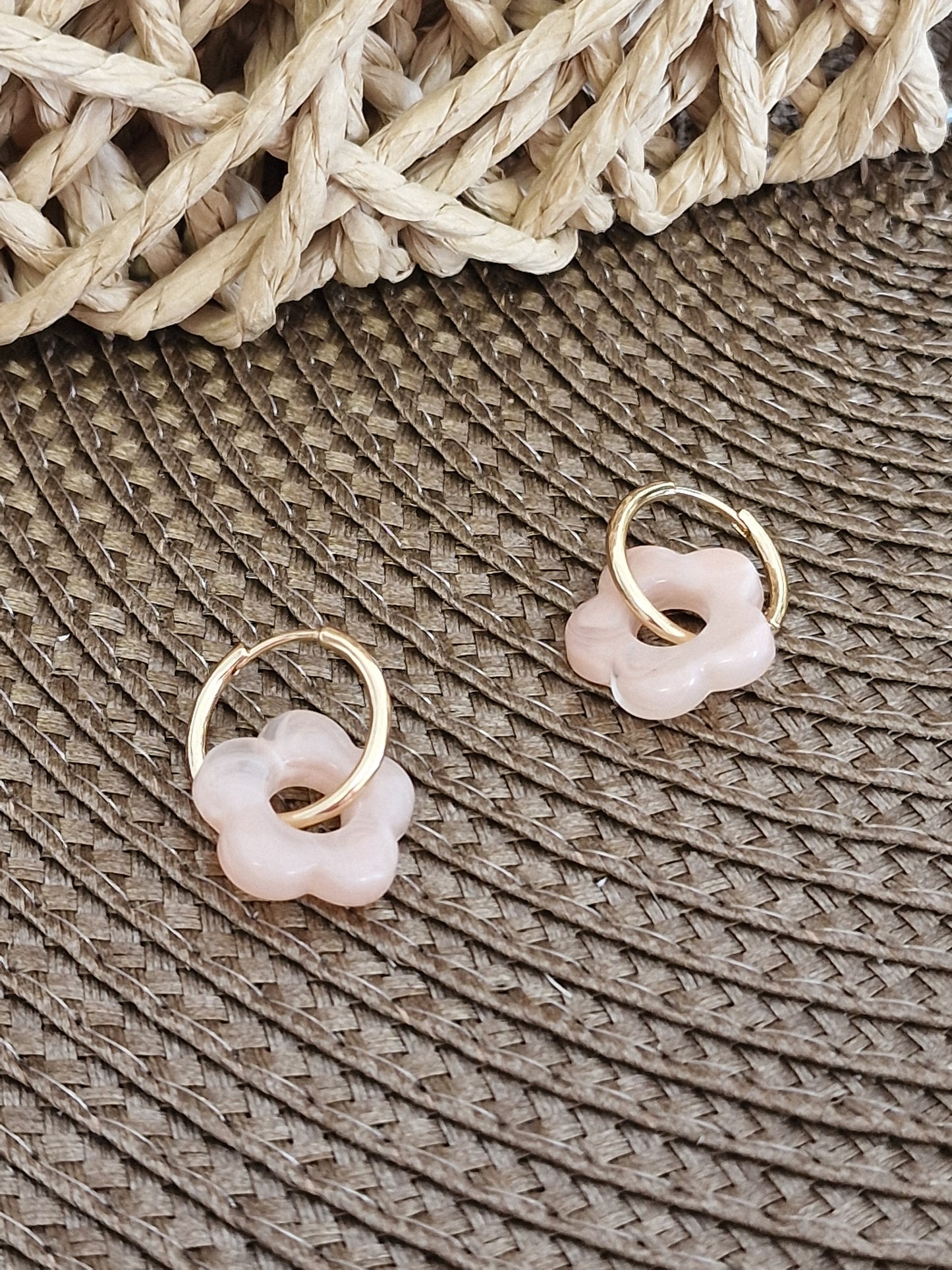 Notre Collection de Bijoux - Boucle d’Oreille Pendante Fleur Rose Bonbon