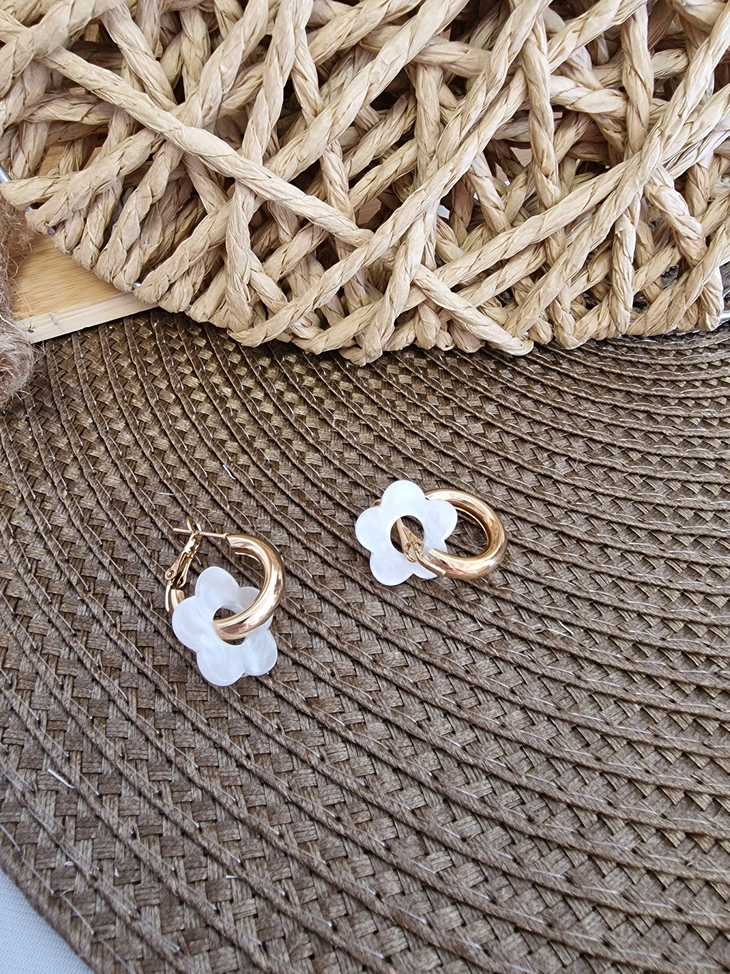 Notre Collection de Bijoux - Boucle d'Oreille Anneau Doré Fleur Blanche