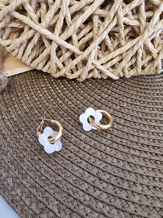 Notre Collection de Bijoux - Boucle d'Oreille Anneau Doré Fleur Blanche