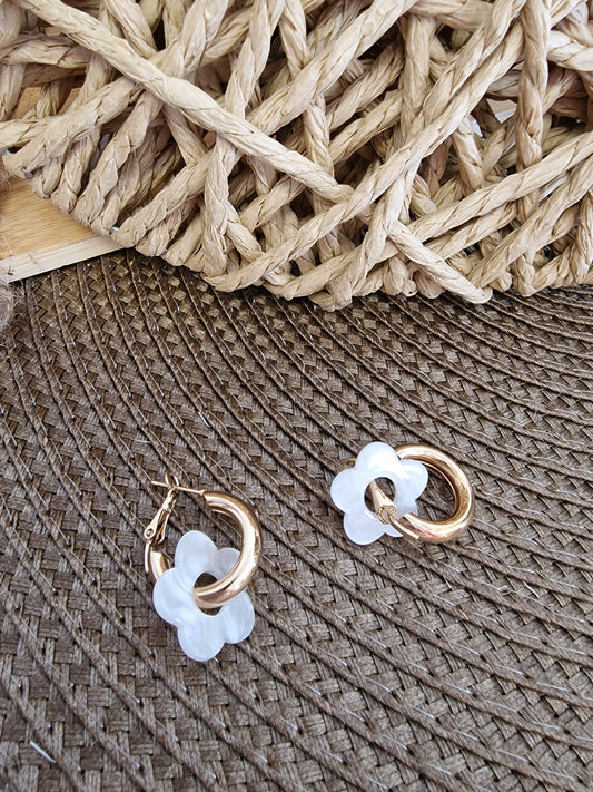 Notre Collection de Bijoux - Boucle d'Oreille Anneau Doré Fleur Blanche