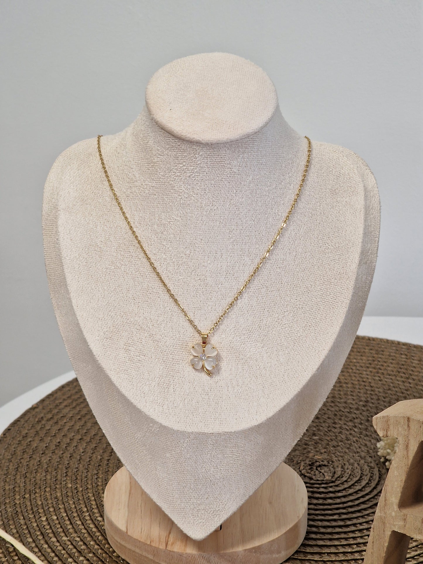 Notre Collection de Bijoux - Pendentif Trèfle Beige