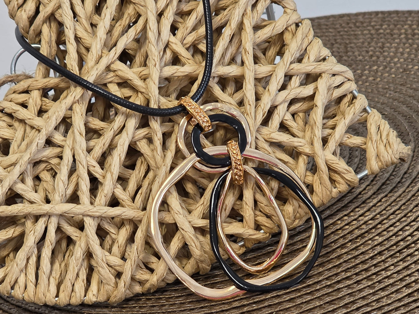 Notre Collection de Bijoux - Collier Sautoir Géométrique Noir Doré