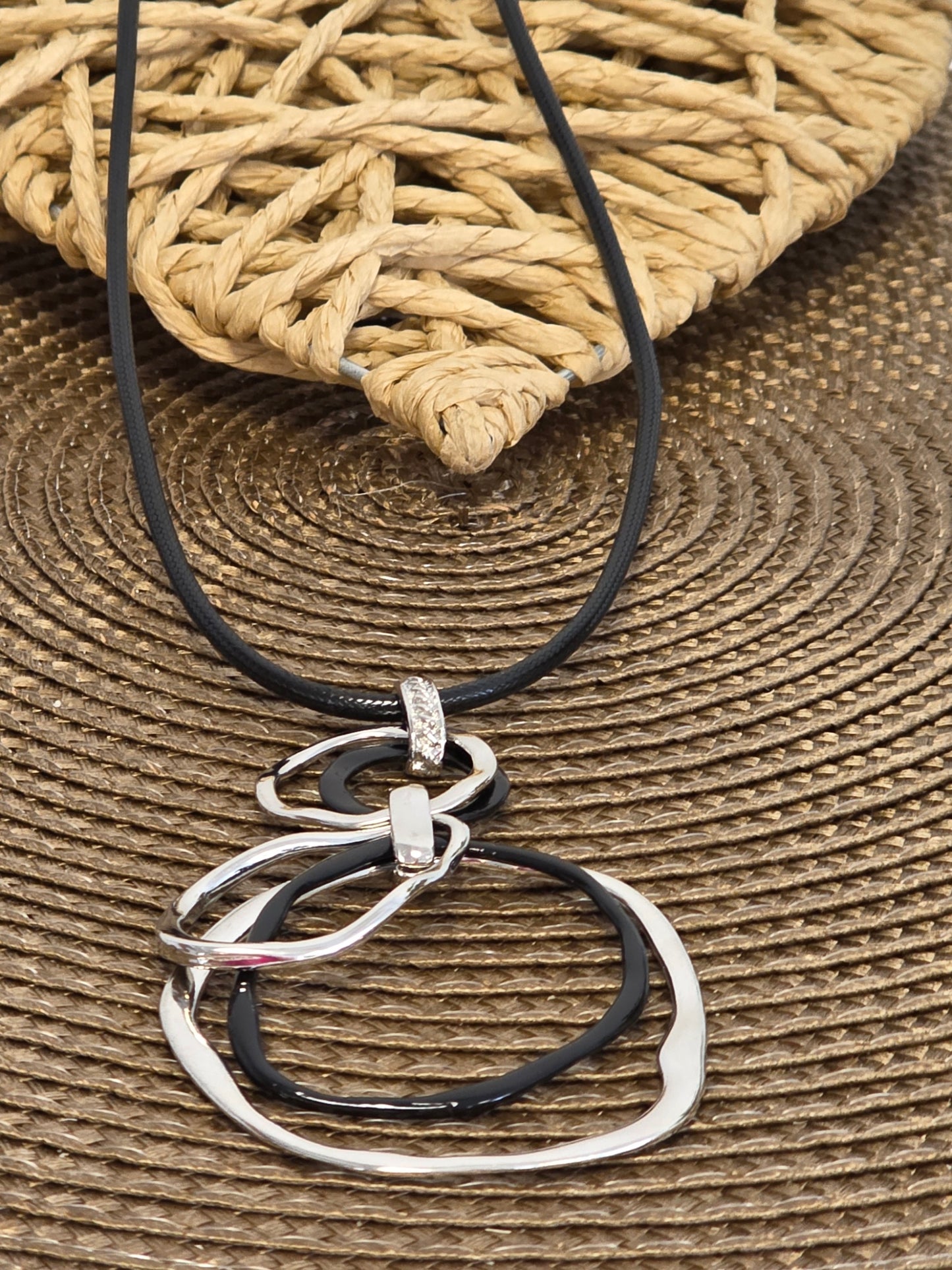 Notre Collection de Bijoux - Collier Sautoir à Motif Géométrique Noir Argenté