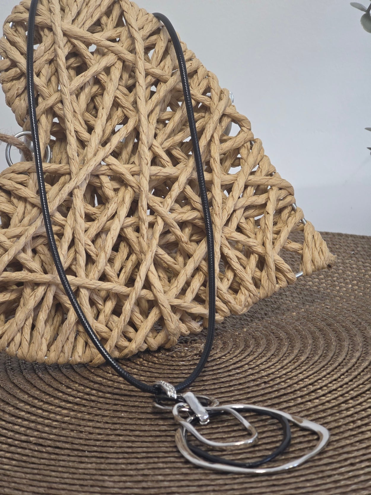 Notre Collection de Bijoux - Collier Sautoir à Motif Géométrique Noir Argenté