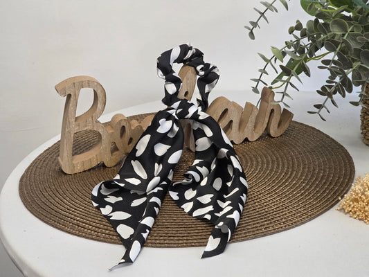 Le Chouchou Foulard Satiné Noir Cœur Blanc