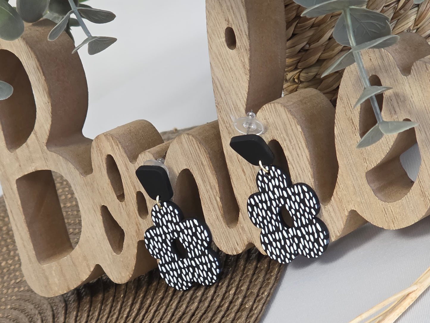 Notre Collection de Bijoux - Boucle d'Oreille Pendante Fleur Noir Blanc