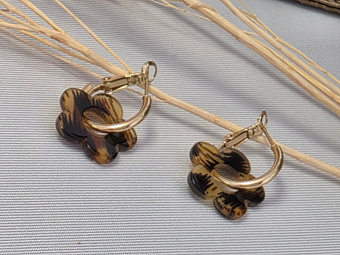 Notre Collection de Bijoux - Boucle d'Oreille Fleur Noir Zébré Camel