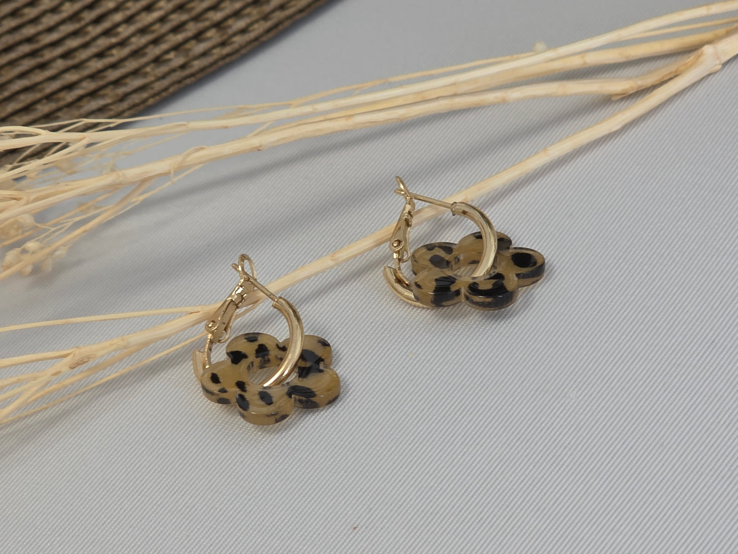 Notre Collection de Bijoux - Boucle d'Oreille Fleur Beige Noir