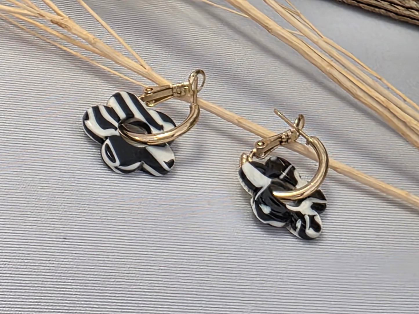 Notre Collection de Bijoux - Boucle d'Oreille Fleur Noir Zébré Blanc