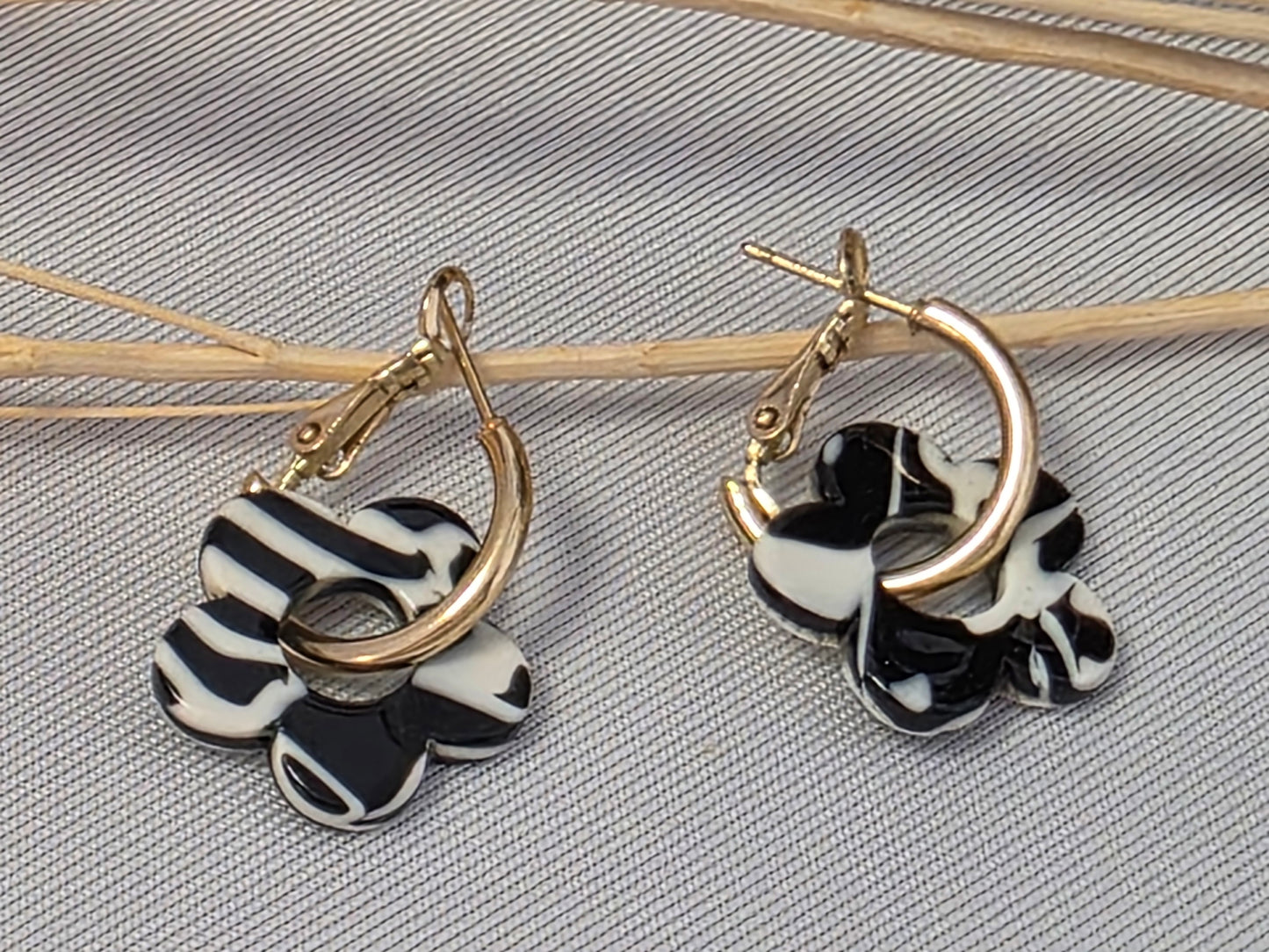 Notre Collection de Bijoux - Boucle d'Oreille Fleur Noir Zébré Blanc