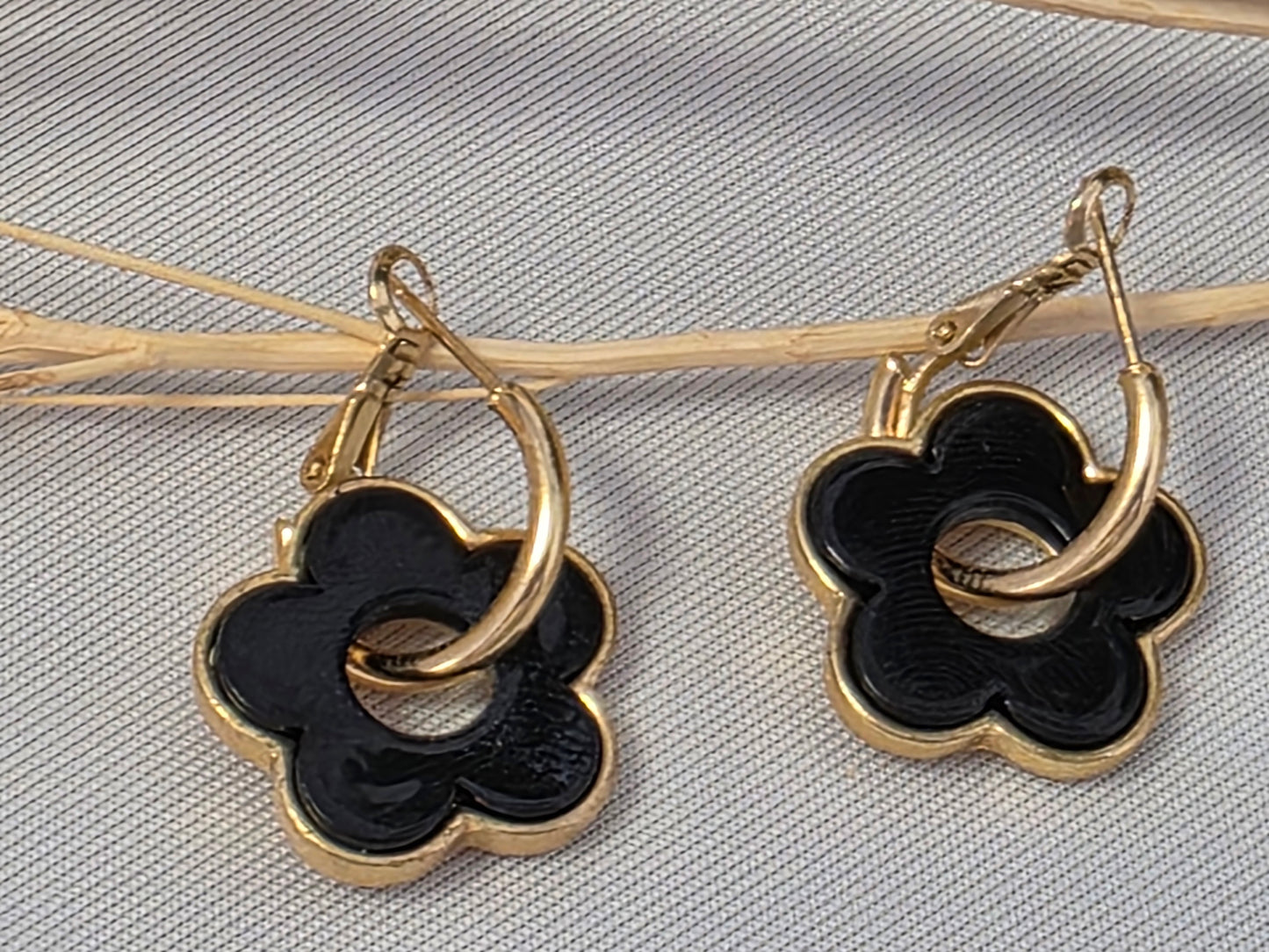 Notre collection de Bijoux - Boucle d'Oreille Fleur Noir Doré
