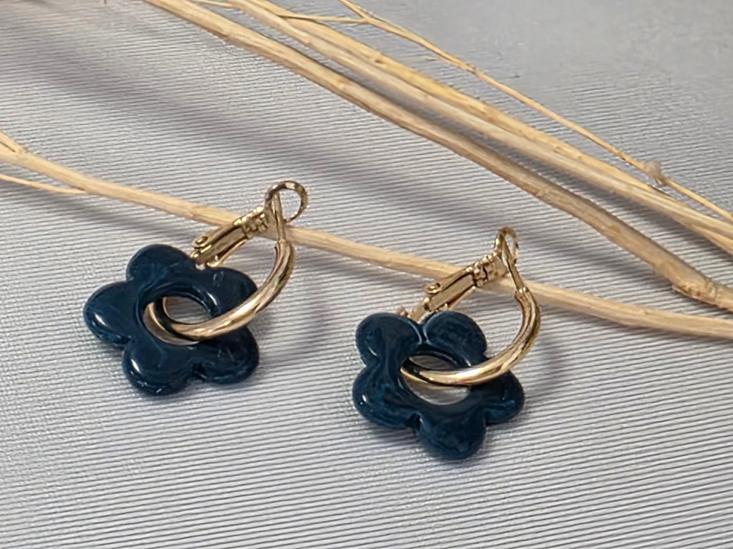 Notre Collection de Bijoux - Boucle d'Oreille Fleur Bleu Nuit