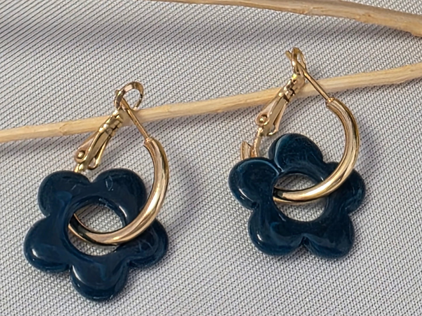 Notre Collection de Bijoux - Boucle d'Oreille Fleur Bleu Nuit