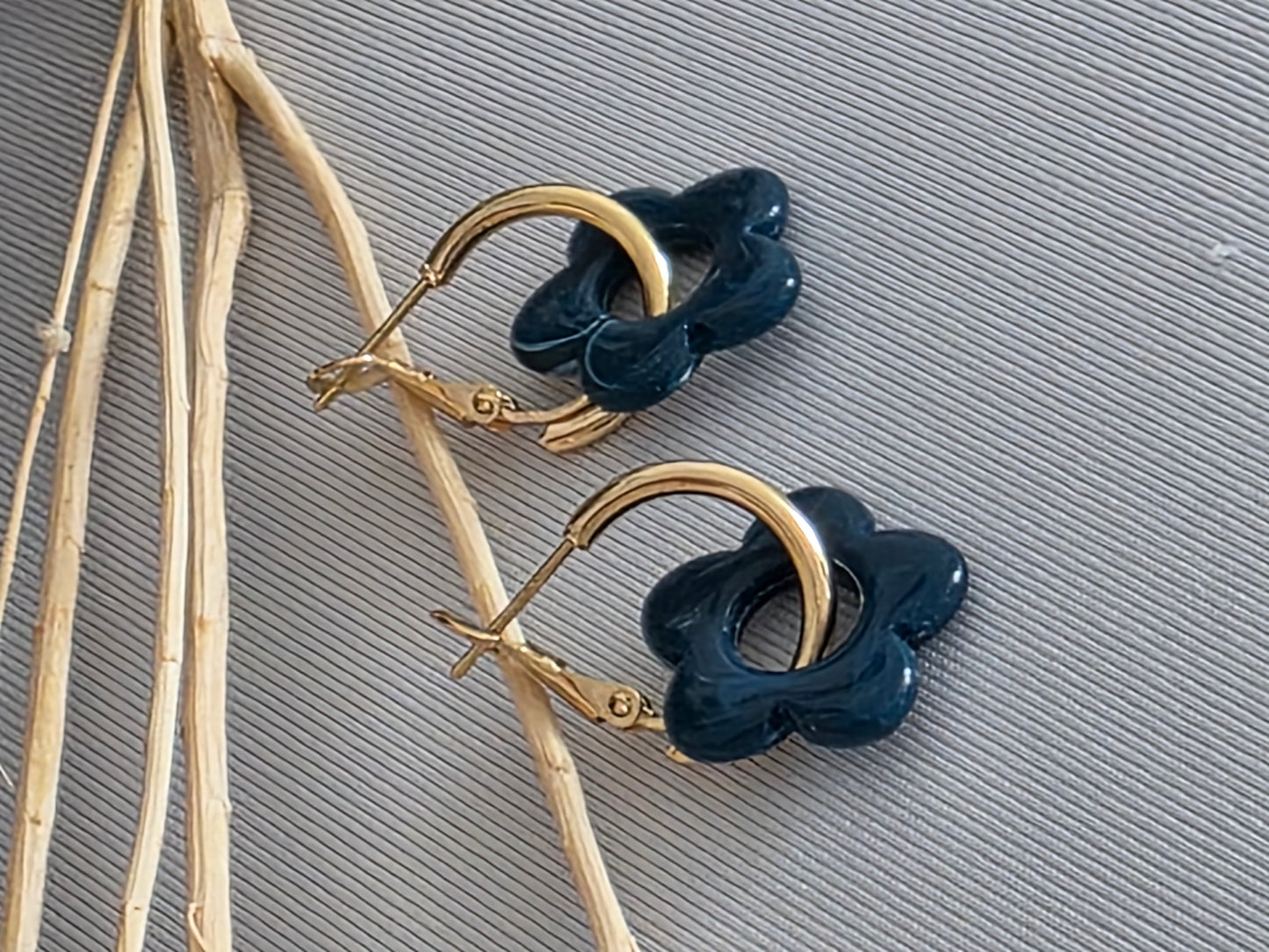 Notre Collection de Bijoux - Boucle d'Oreille Fleur Bleu Nuit