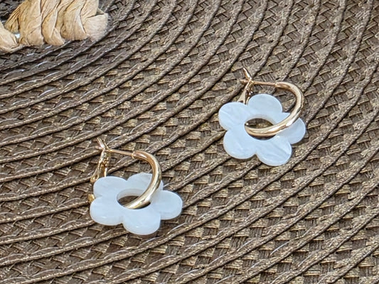 Notre Collection de Bijoux - Boucle d'Oreille Fleur Blanche