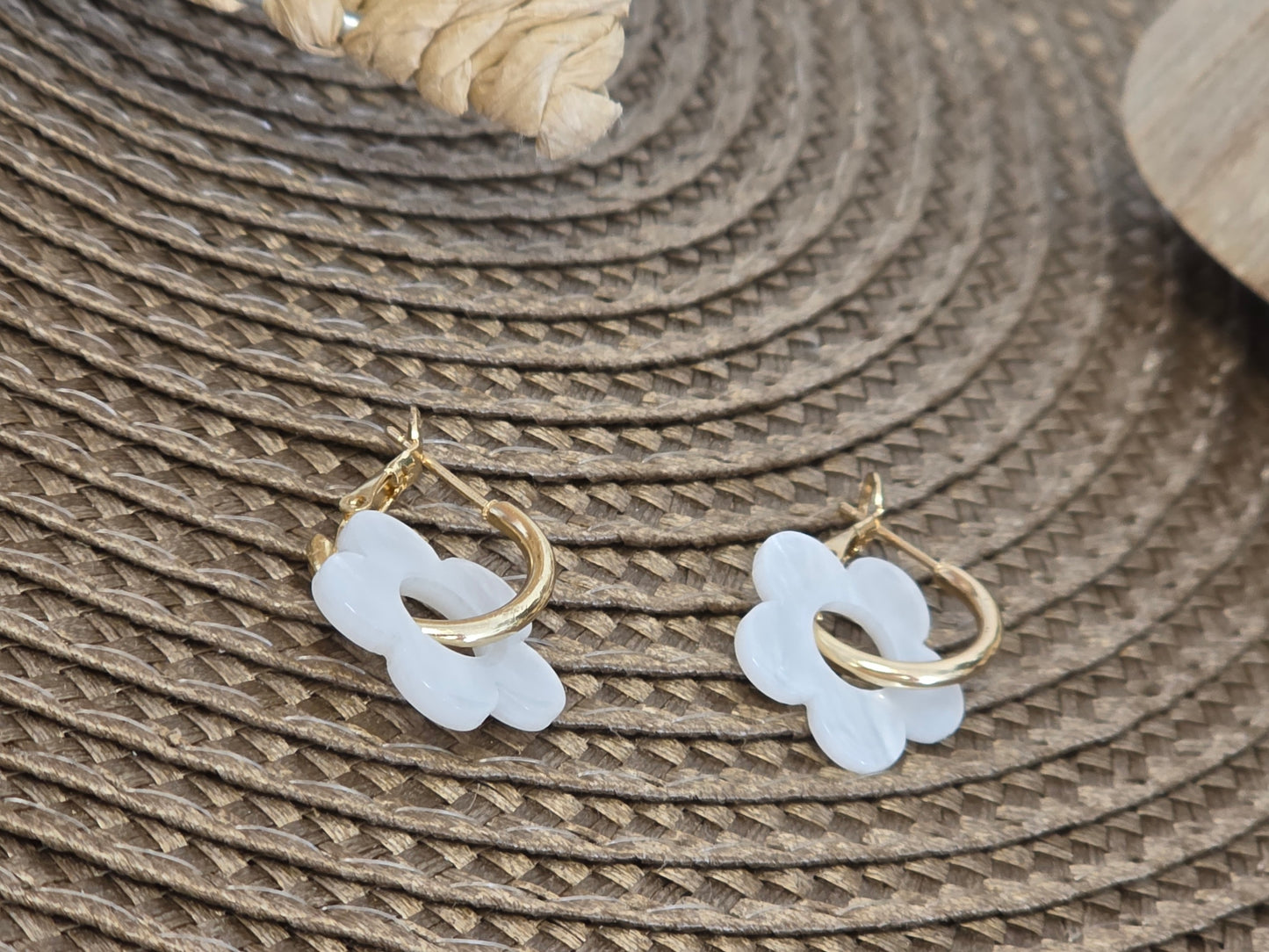 Notre Collection de Bijoux - Boucle d'Oreille Fleur Blanche
